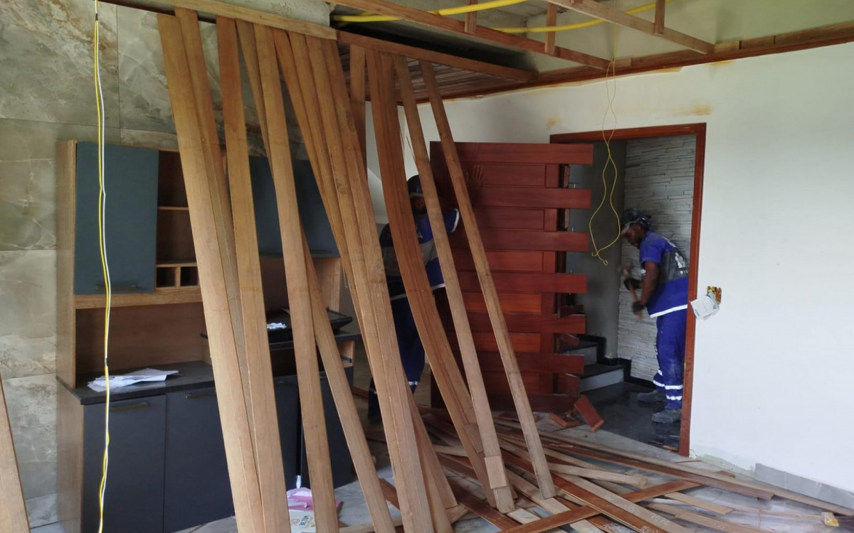 Operação para demolição de imóveis de luxo na Maré - Divulgação / Seop