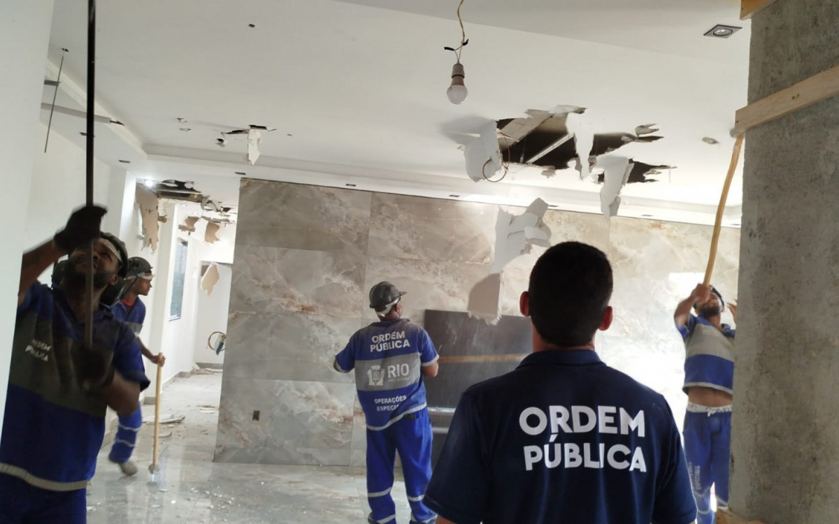 Operação para demolição de imóveis de luxo na Maré - Divulgação / Seop