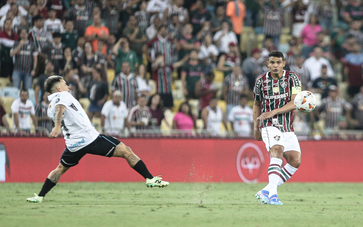 Thiago Silva, do Fluminense, em ação no jogo contra o Grêmio