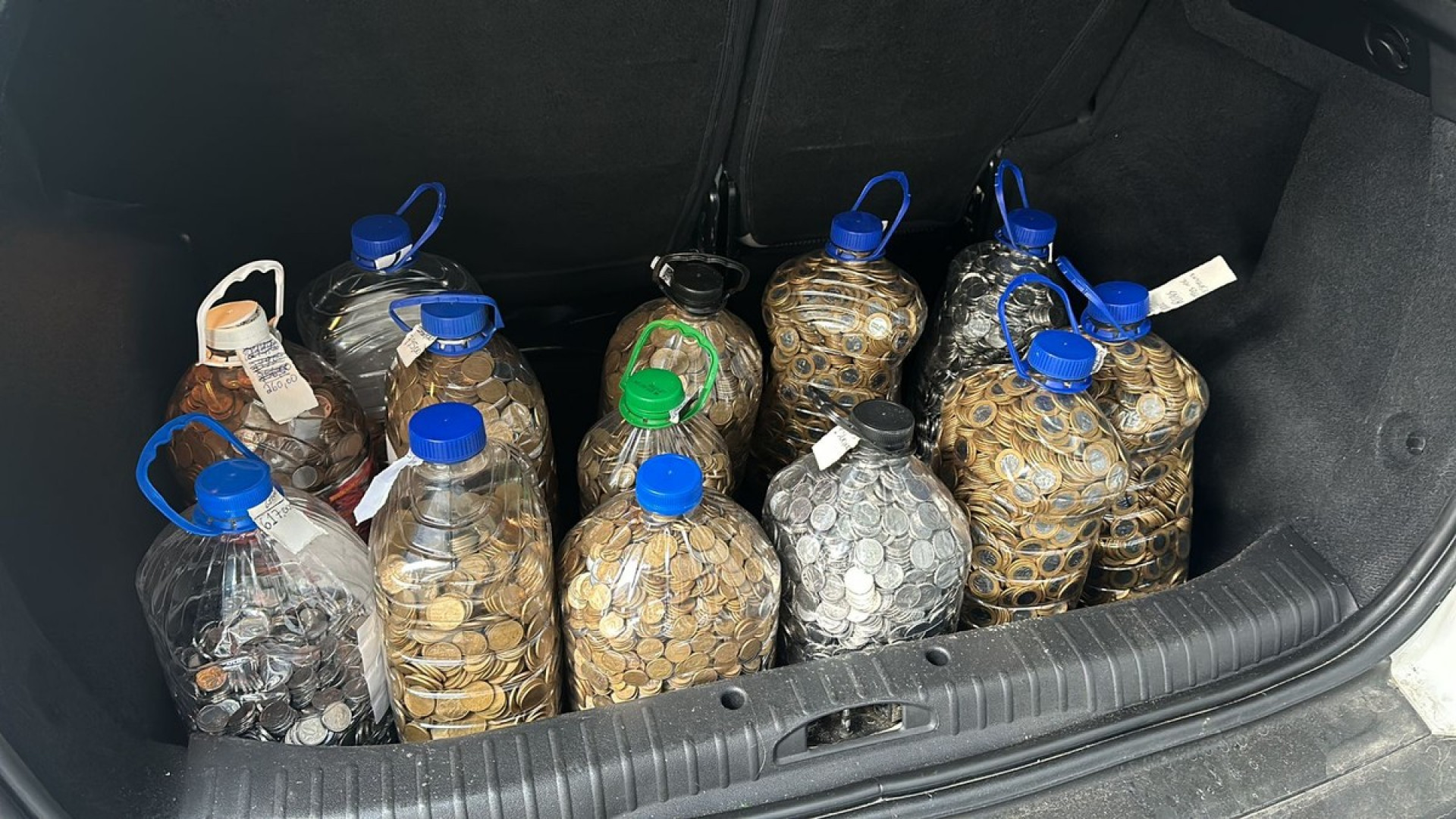 Dinheiro foi levado à loja em 13 galões de água - Arquivo pessoal