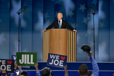 EUA: Biden enaltece legado e 'passa o bastão' eleitoral para Kamala Harris