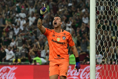Fábio se recupera de falha, pega pênaltis e descarta ser herói do Fluminense