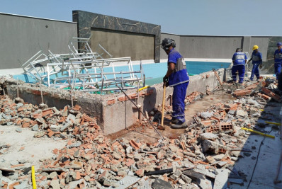 Veja imagens de demolição dos imóveis de luxo construídos pelo tráfico na Maré