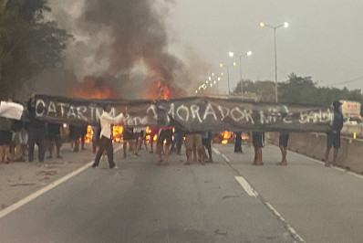 Protesto de moradores do Jardim Catarina interdita Rodovia Niterói-Manilha