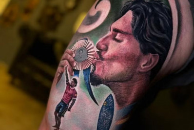 Fã faz tatuagem de foto icônica de Medina na Olimpíada de Paris