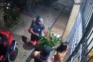 Vídeo: motociclistas disfarçados de entregadores assaltam grupo em Botafogo