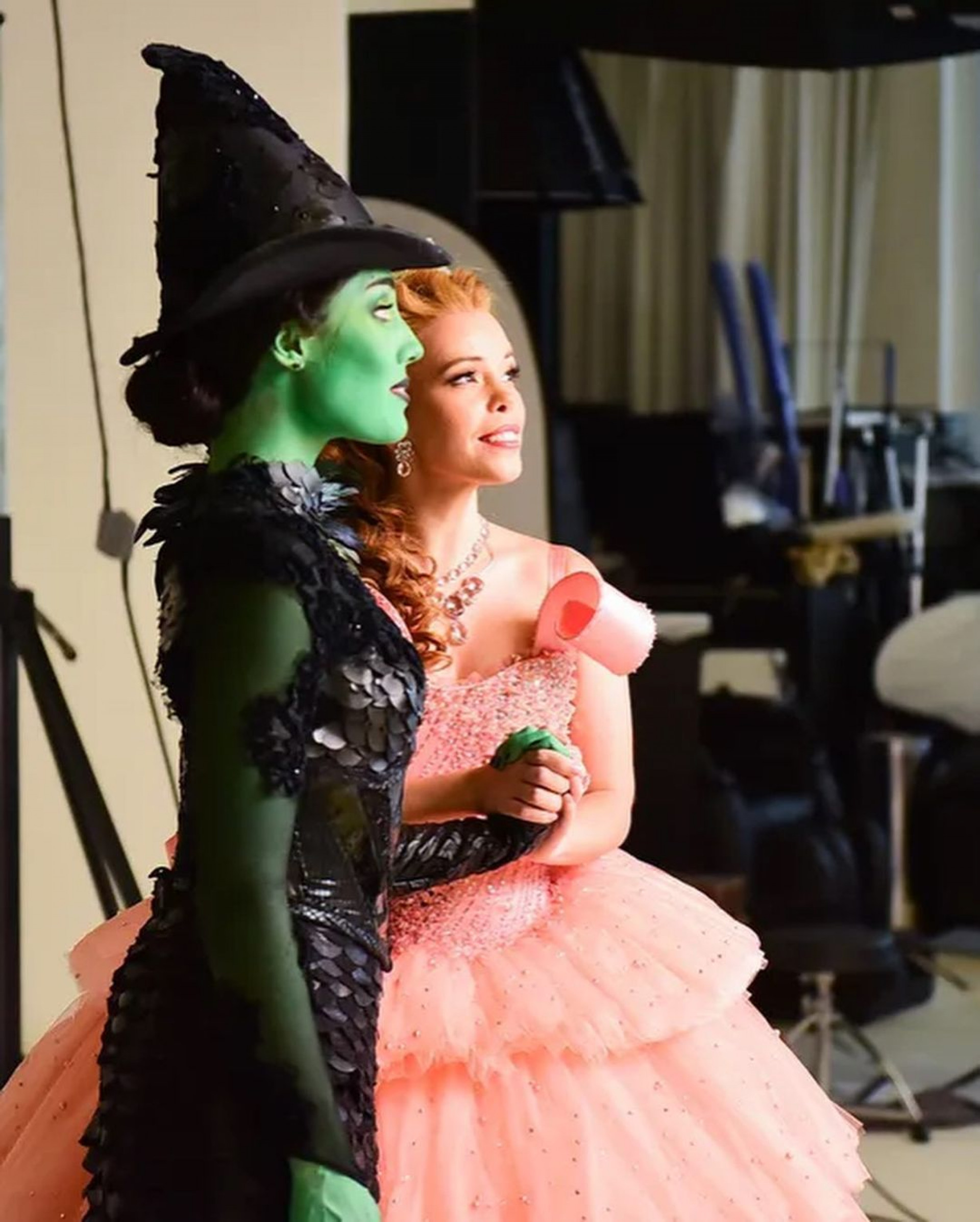 Myra Ruiz e Fabi Bang participaram do musical 'Wicked' no Brasil - Reprodu&ccedil;&atilde;o / Instagram