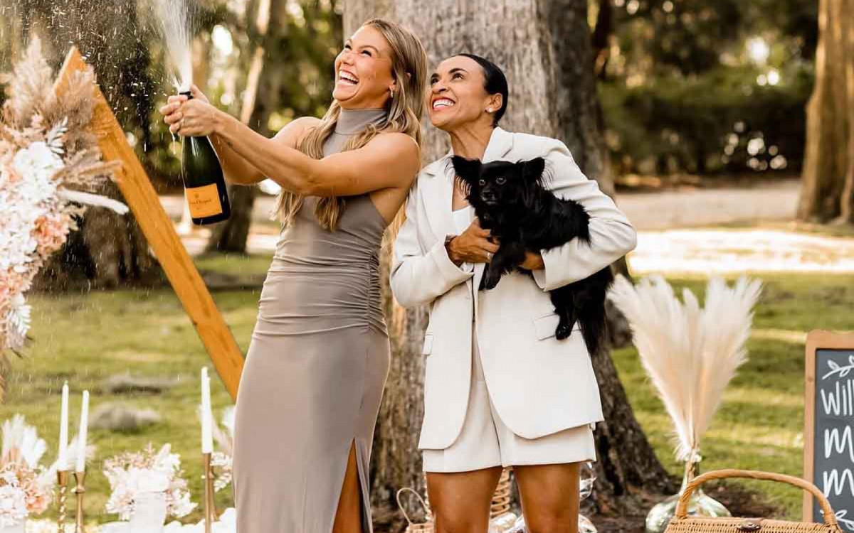 Marta compartilha novos registros de noivado com Carrie Lawrence; veja