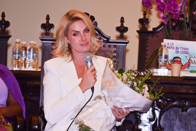 Ana Hickmann chora durante cerimônia em homenagem a Maria da Penha 