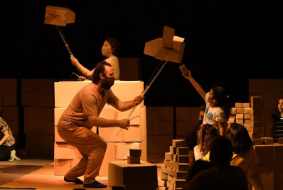 Caixa Ninho traz para o palco um mundo feito de 720 caixas de papelão