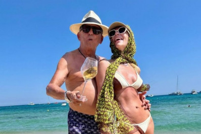 Galvão Bueno curte dia de praia com a mulher na França