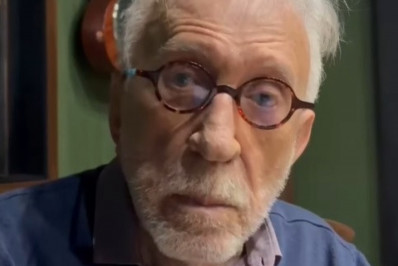 Após deixar hospital, Moacyr Franco descobre morte de Silvio Santos e admite 'inveja'