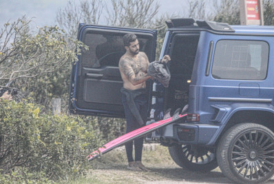 Pedro Scooby é flagrado trocando de roupa em praia da Zona Oeste