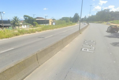 Criminosos armados usam pneus para bloquear passagem de veículos na RJ-104, em São Gonçalo