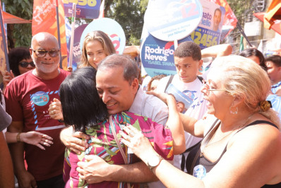 Rodrigo Neves faz corpo a corpo com a população no Centro