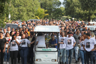 Corpo de jovem morto em abordagem da PM é sepultado em São Gonçalo 