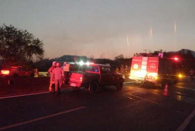 Carreta tomba, pega fogo e interdita Via Dutra
