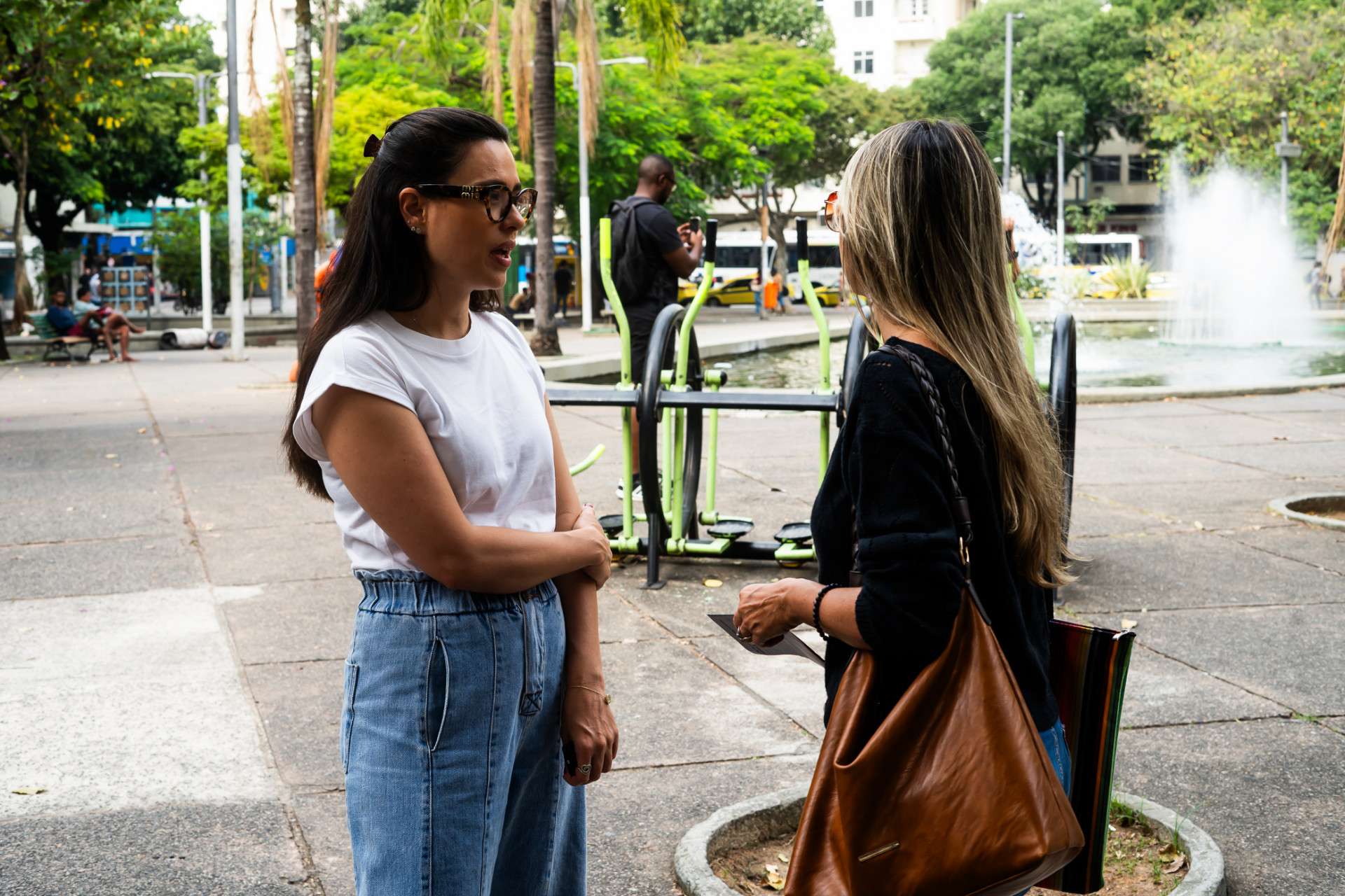 Carol Sponza fez corpo a corpo com eleitores na Pra&ccedil;a Saens Pe&ntilde;a - Divulga&ccedil;&atilde;o