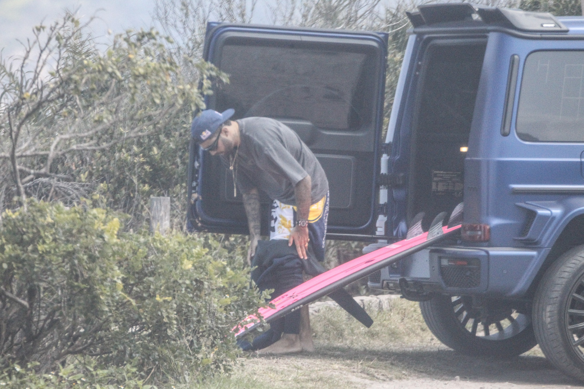 Pedro Scooby troca o traje casual pela roupa de surfista - Delson Silva / AgNews