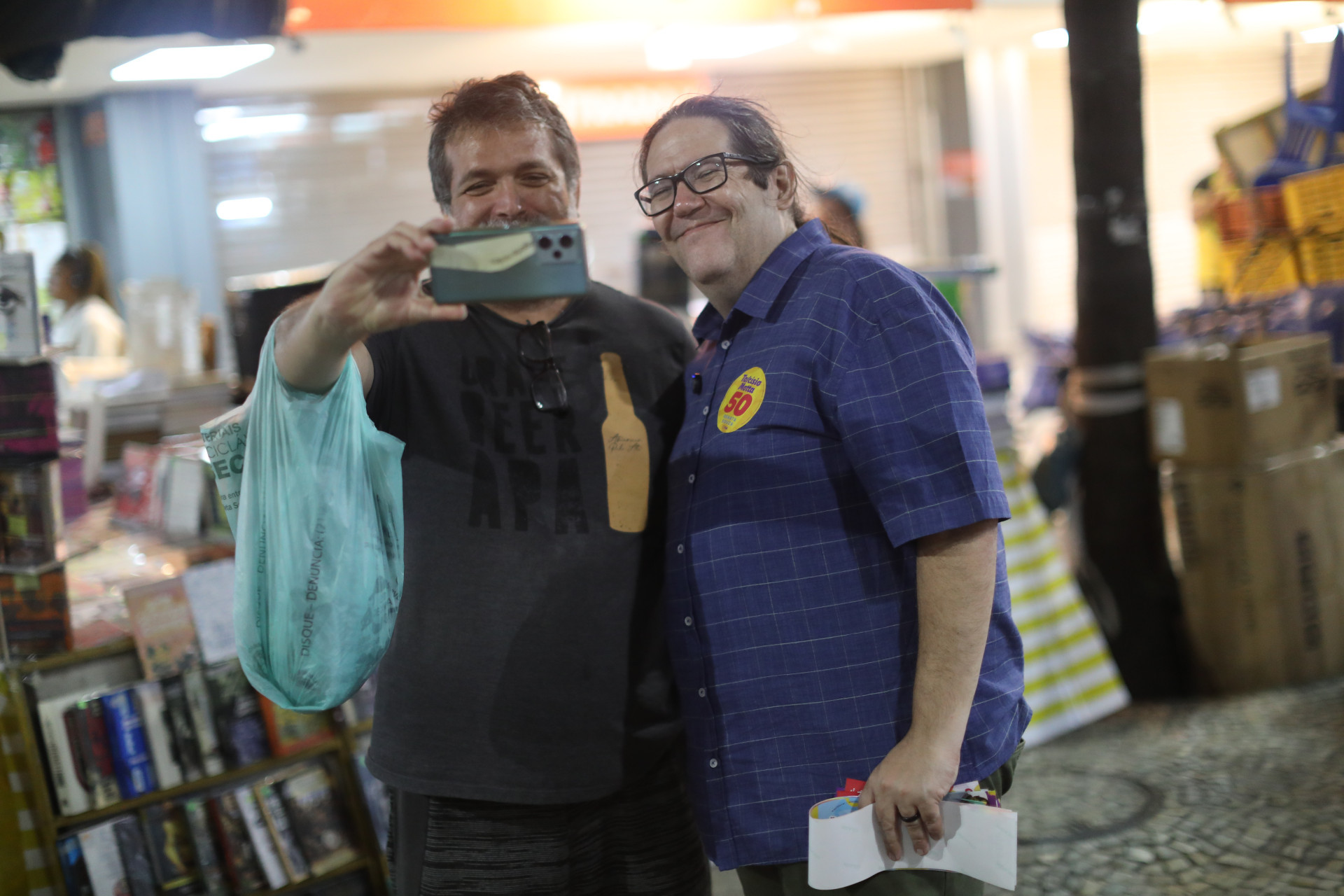 Candidato a Prefeitura do Rio, Tarcísio Motta faz panfletagem no Largo da Carioca, nesta quarta-feira (21). - Pedro Teixeira/Agência O Dia