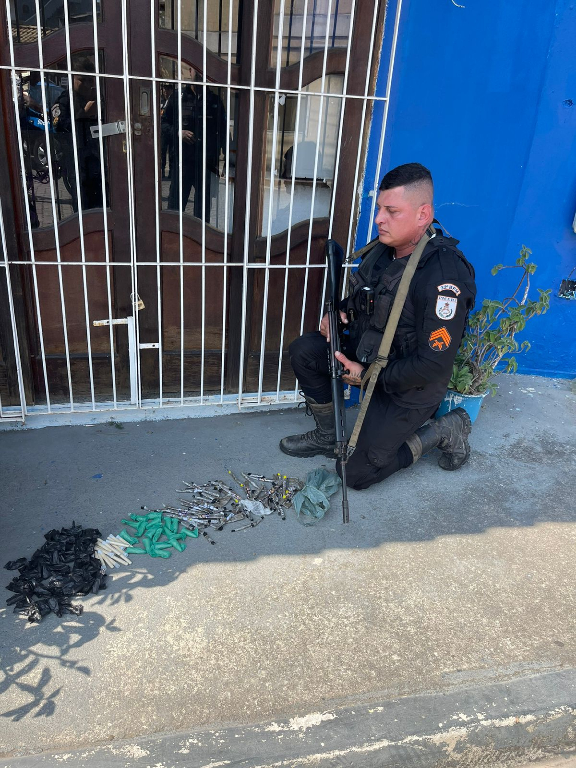 Ao perceberem a aproximação da viatura, os suspeitos fugiram, deixando para trás uma sacola com material ilícito - Foto: Divulgação