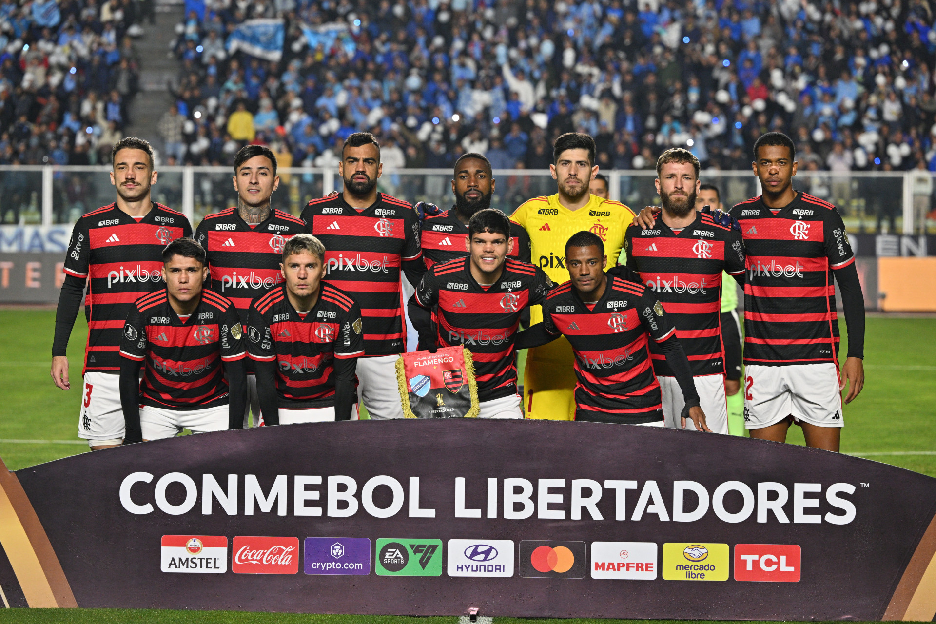 Jogadores do Flamengo posam para foto antes do jogo contra o Bol&iacute;var - Aizar Raldes/AFP