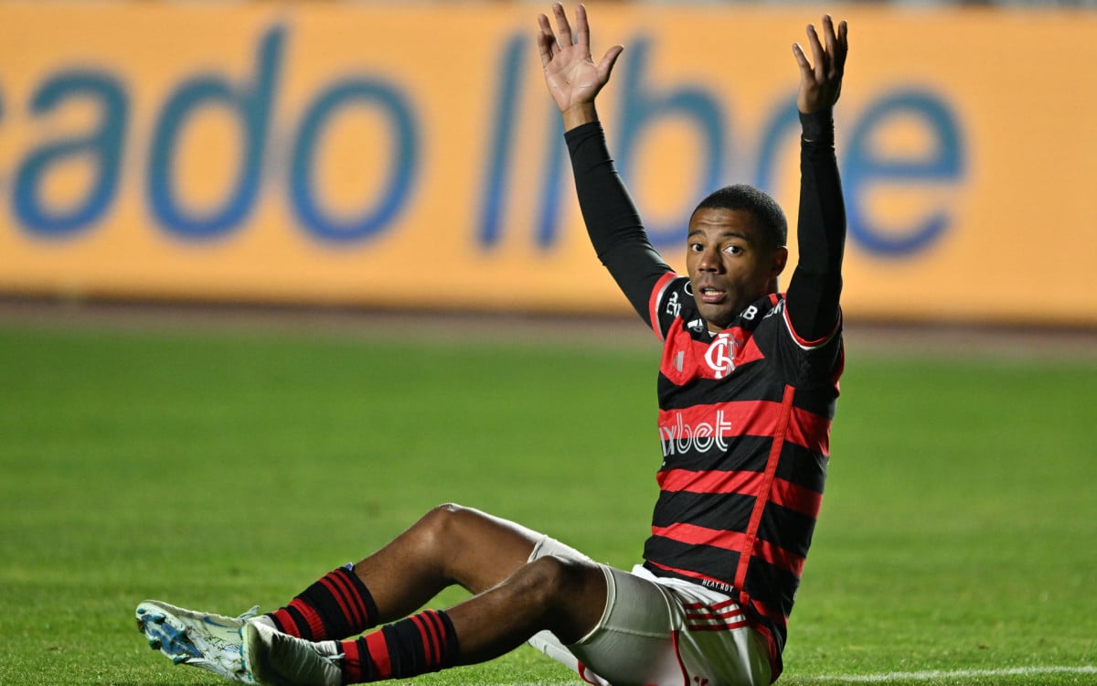 Flamengo's Uruguayan midfielder Nicolas de La Cruz gestures during the Copa Libertadores round of 16 second leg football match between Bolivia's Bolivar and Brazil's Flamengo at the Hernando Siles stadium in La Paz on August 22, 2024. - Aizar Raldes / AFP