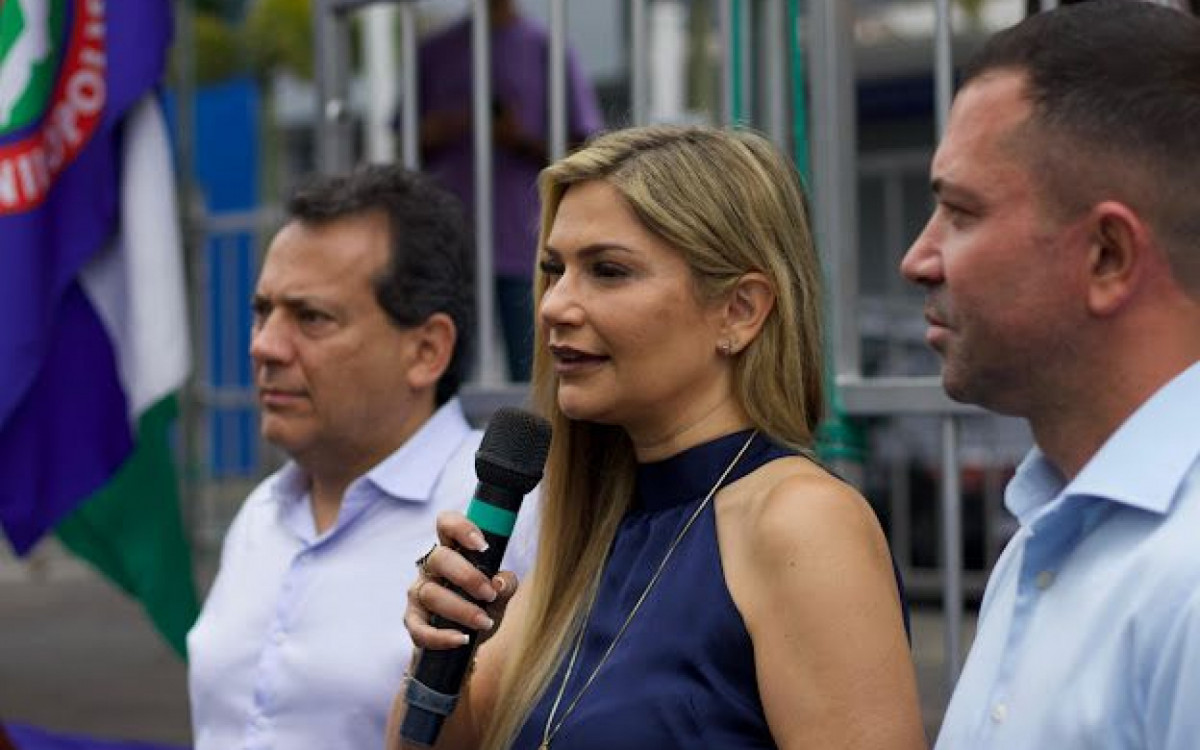 A vice-prefeita professora Flávia parabenizou todos os 13 mil alunos matriculados e a equipe de educação presentes no Desfile Cívico