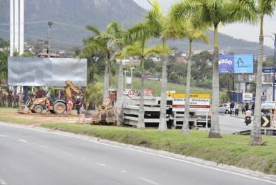 Prefeitura de Maricá constrói quarta passarela na RJ 106