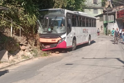 Acidente de ônibus no Independência deixa quatro pessoas feridas