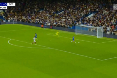 Vídeo: jogador do Chelsea perde gol sem goleiro na Liga Conferência