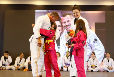 Ator Malvino Salvador recebe a faixa preta de Jiu-Jitsu das mãos de Kyra Gracie: 'Felicidade enorme'