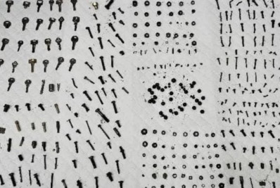 Médicos removem 452 objetos de metal do estômago de homem no Irã