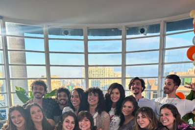 Camila Queiroz compartilha cliques dos bastidores de 'De Volta Aos 15' e revela: 'Chorei'