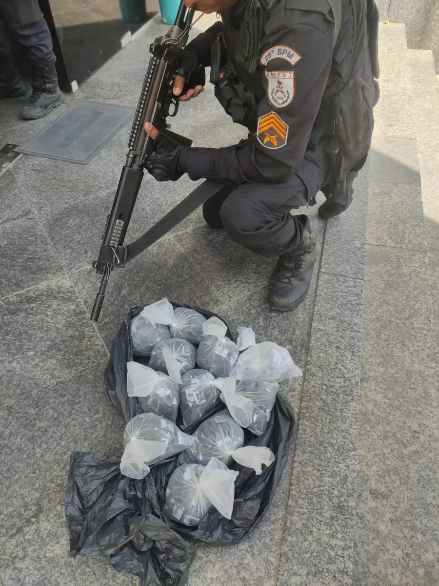 Polícia apreende mais de 750 pinos de cocaína durante operação em Araruama