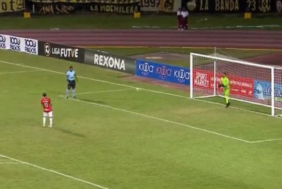 Jogadores erram pênaltis de propósito em protesto contra gol anulado