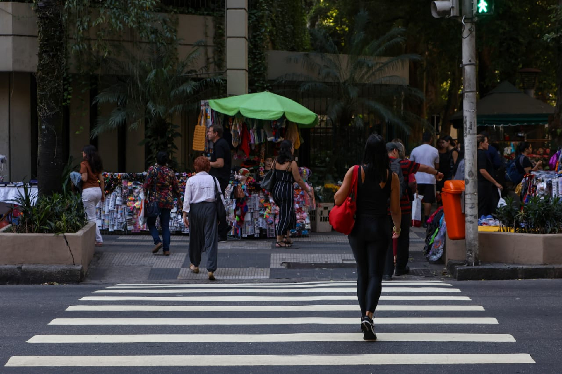 Dados apontam crescimento do número de roubos e furtos em Botafogo; pedestres andam com celular na mão - Renan Areias / Agência O Dia