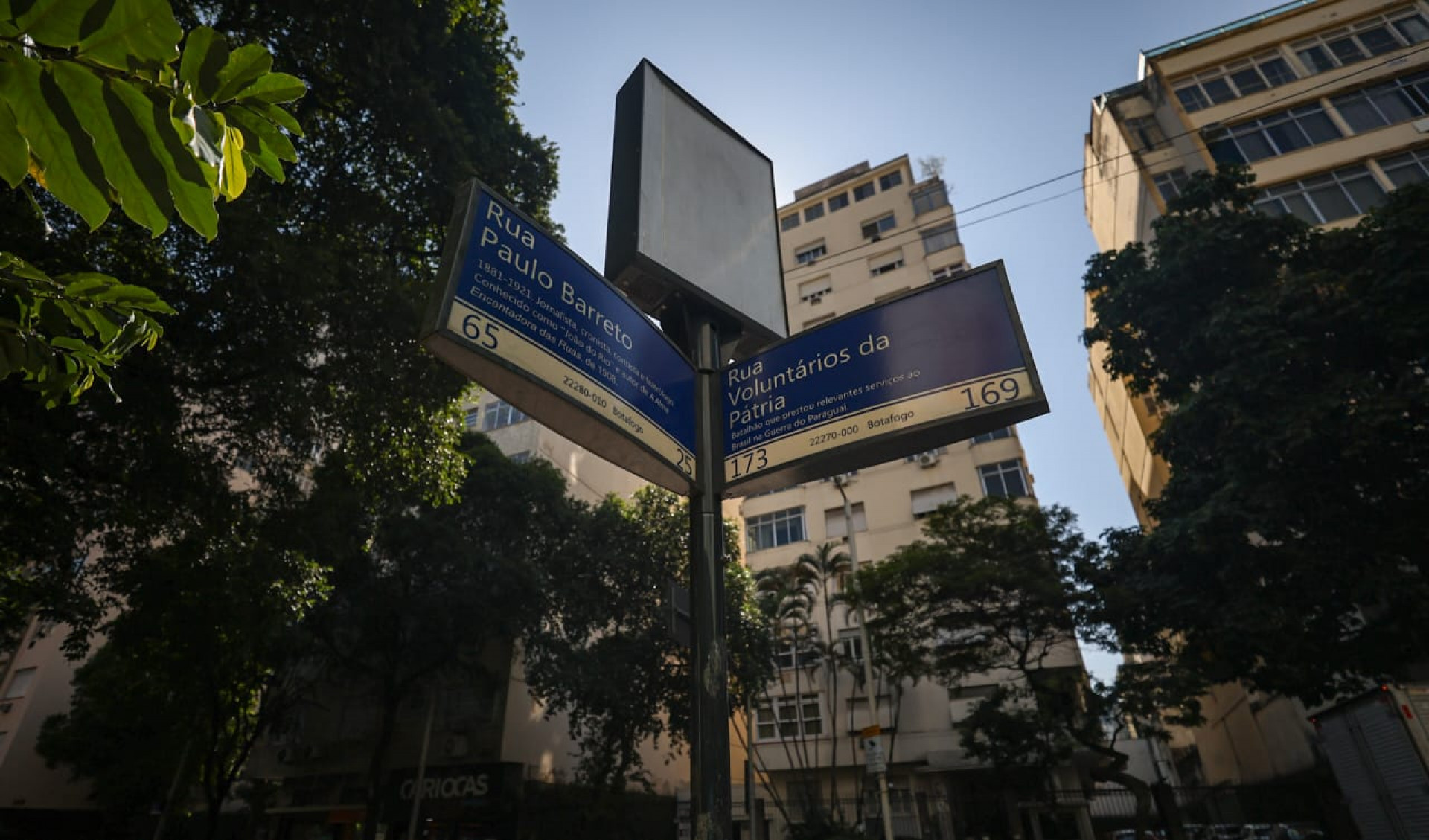 Dados apontam crescimento do número de roubos e furtos em Botafogo; pedestres andam com celular na mão - Renan Areias / Agência O Dia