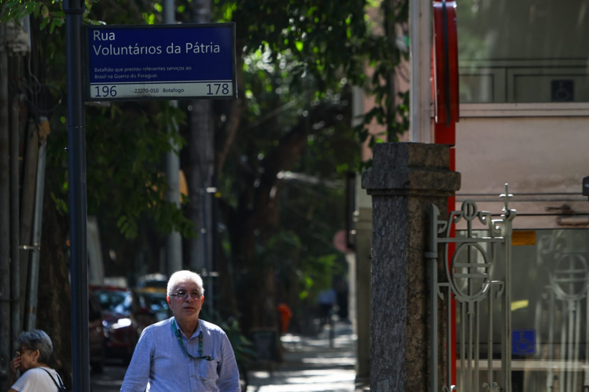 Dados apontam crescimento do número de roubos e furtos em Botafogo; pedestres andam com celular na mão - Renan Areias / Agência O Dia