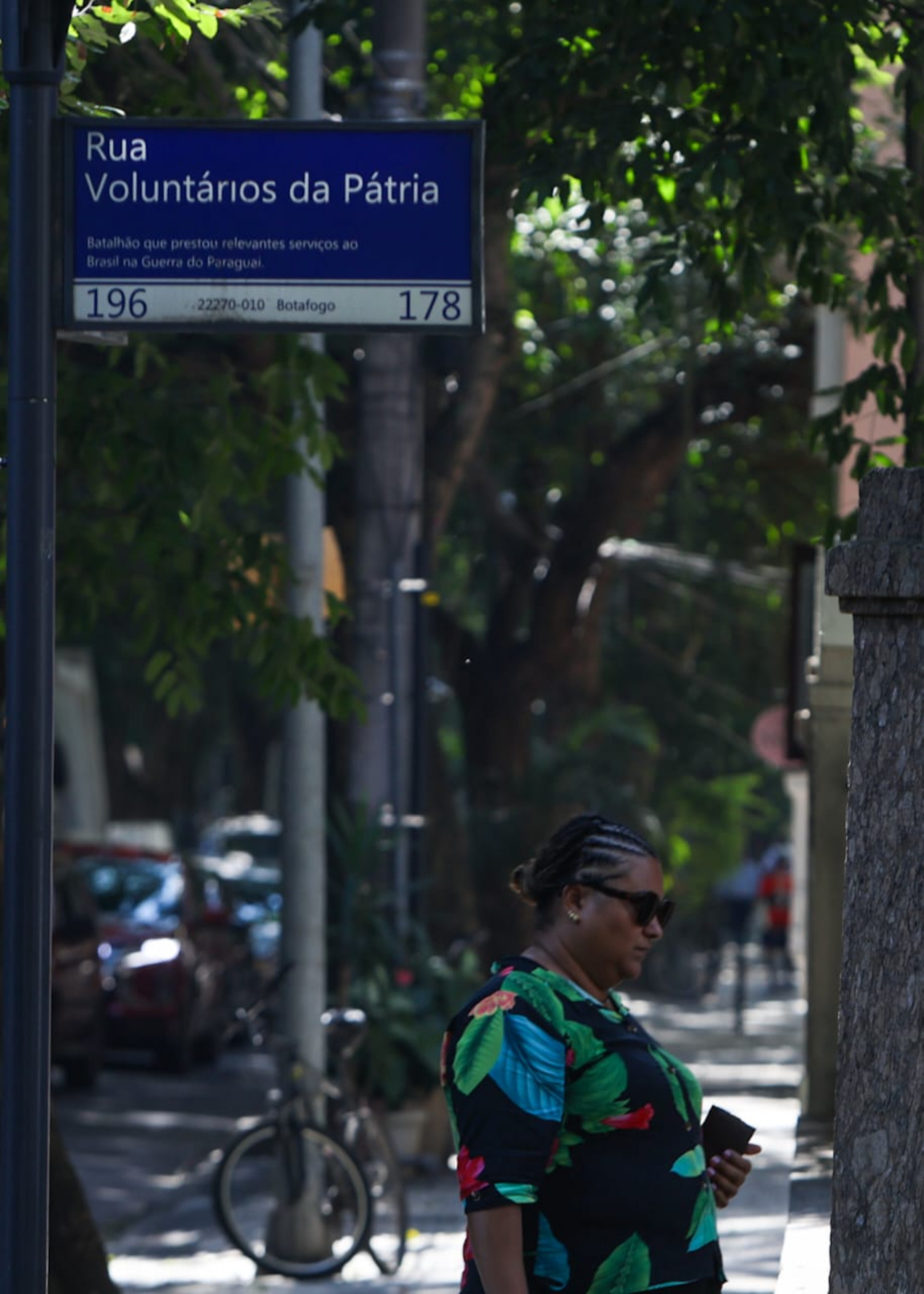 Dados apontam crescimento do número de roubos e furtos em Botafogo; pedestres andam com celular na mão - Renan Areias / Agência O Dia