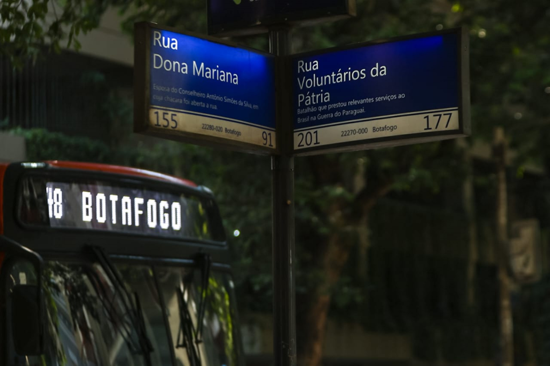 Dados apontam crescimento do número de roubos e furtos em Botafogo; pedestres andam com celular na mão - Renan Areias / Agência O Dia