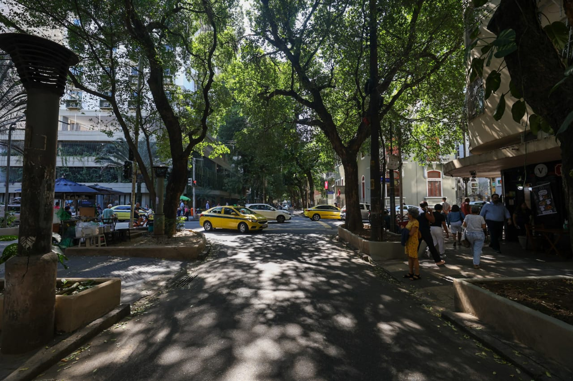 Dados apontam crescimento do número de roubos e furtos em Botafogo; pedestres andam com celular na mão - Renan Areias / Agência O Dia