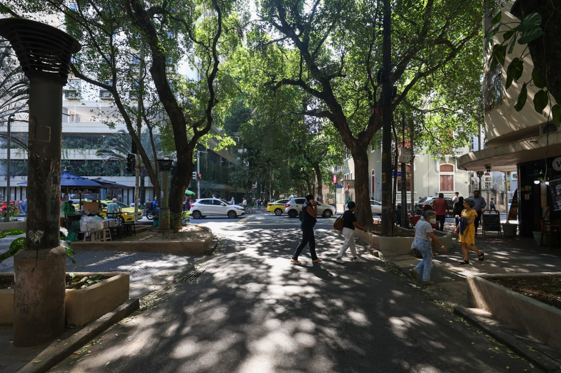 Dados apontam crescimento do número de roubos e furtos em Botafogo; pedestres andam com celular na mão - Renan Areias / Agência O Dia