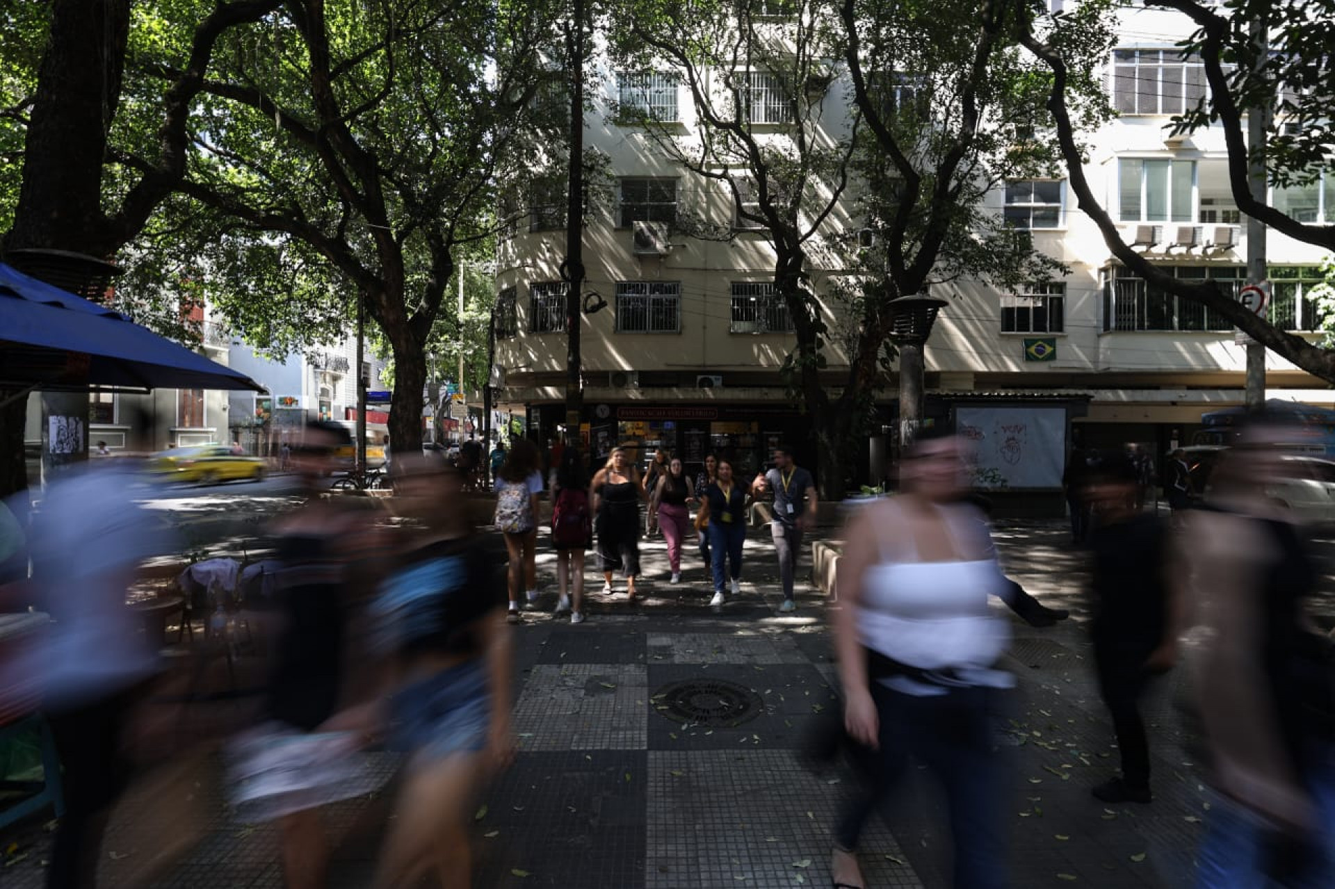 Dados apontam crescimento do número de roubos e furtos em Botafogo; pedestres andam com celular na mão - Renan Areias / Agência O Dia