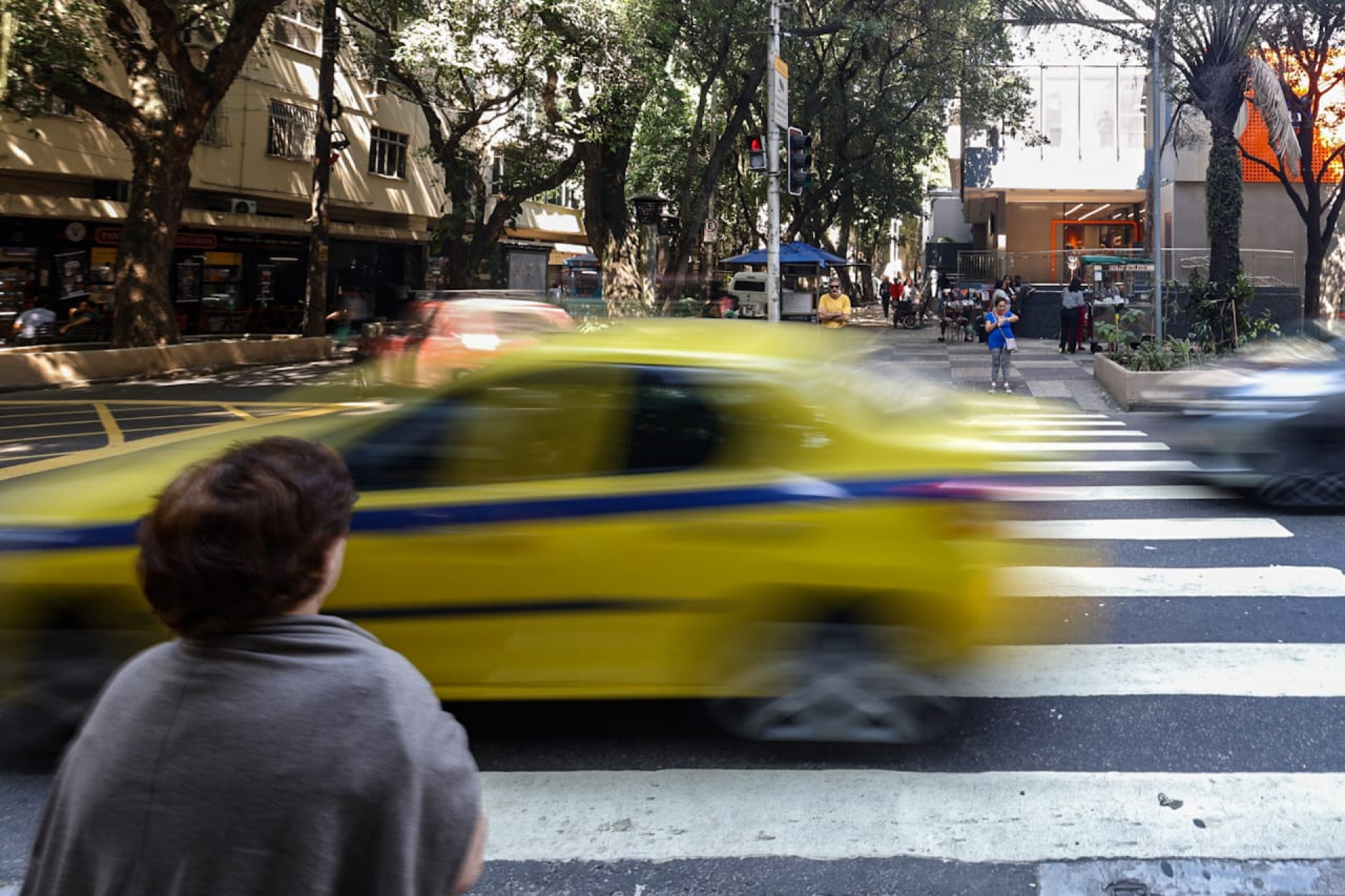 Dados apontam crescimento do número de roubos e furtos em Botafogo; pedestres andam com celular na mão - Renan Areias / Agência O Dia
