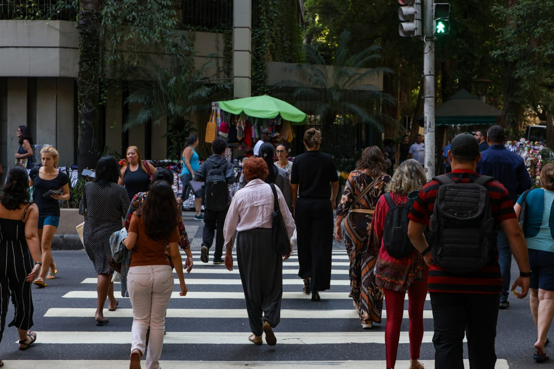 Dados apontam crescimento do número de roubos e furtos em Botafogo; pedestres andam com celular na mão - Renan Areias / Agência O Dia
