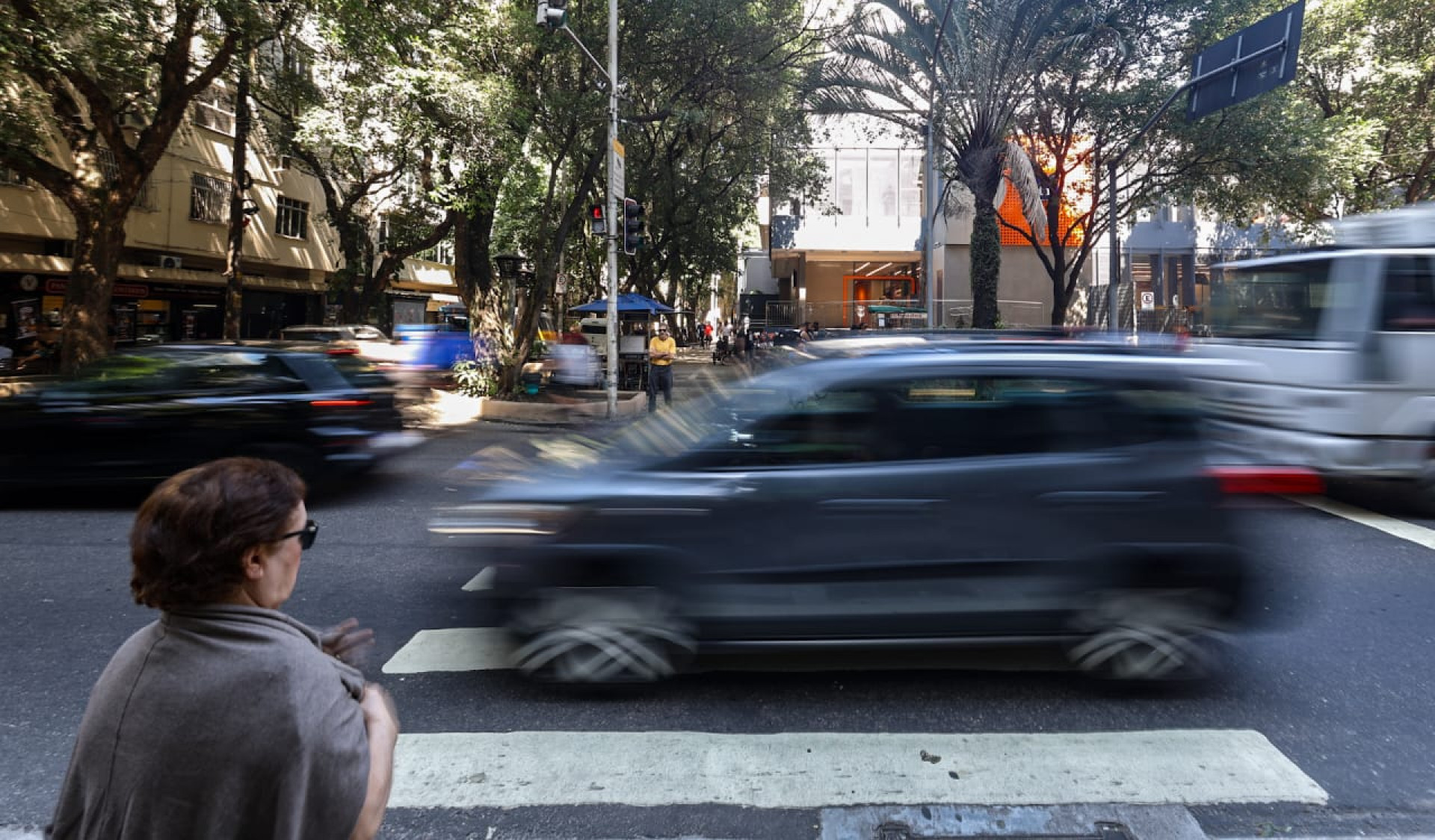 Dados apontam crescimento do número de roubos e furtos em Botafogo; pedestres andam com celular na mão - Renan Areias / Agência O Dia