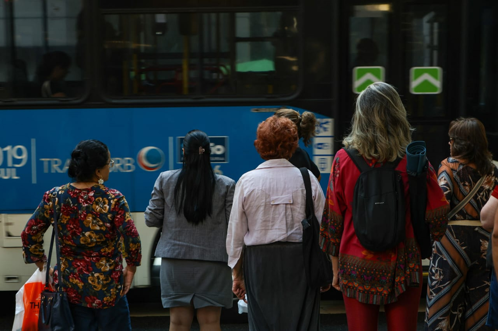 Dados apontam crescimento do número de roubos e furtos em Botafogo; pedestres andam com celular na mão - Renan Areias / Agência O Dia