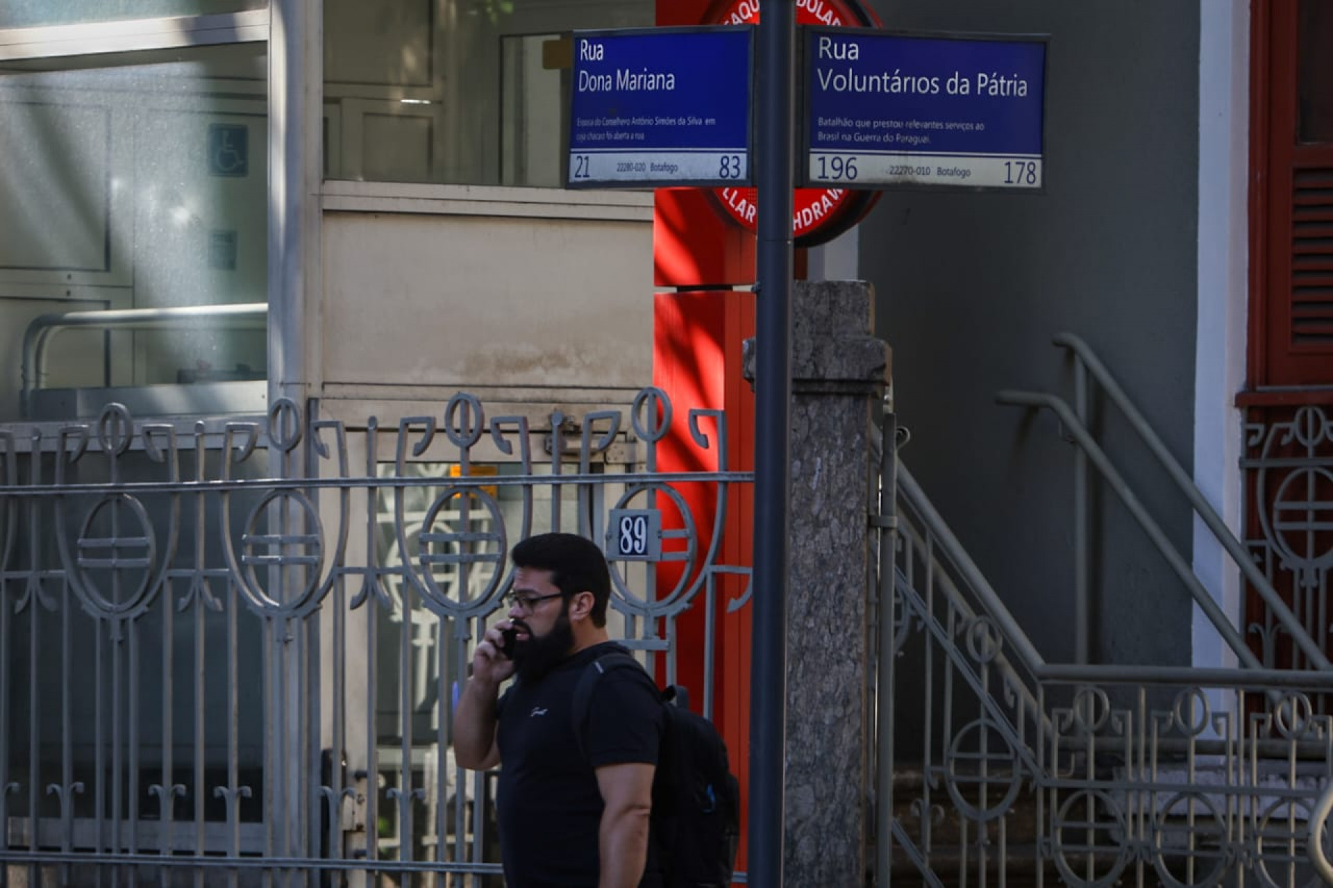 Dados apontam crescimento do número de roubos e furtos em Botafogo; pedestres andam com celular na mão - Renan Areias / Agência O Dia