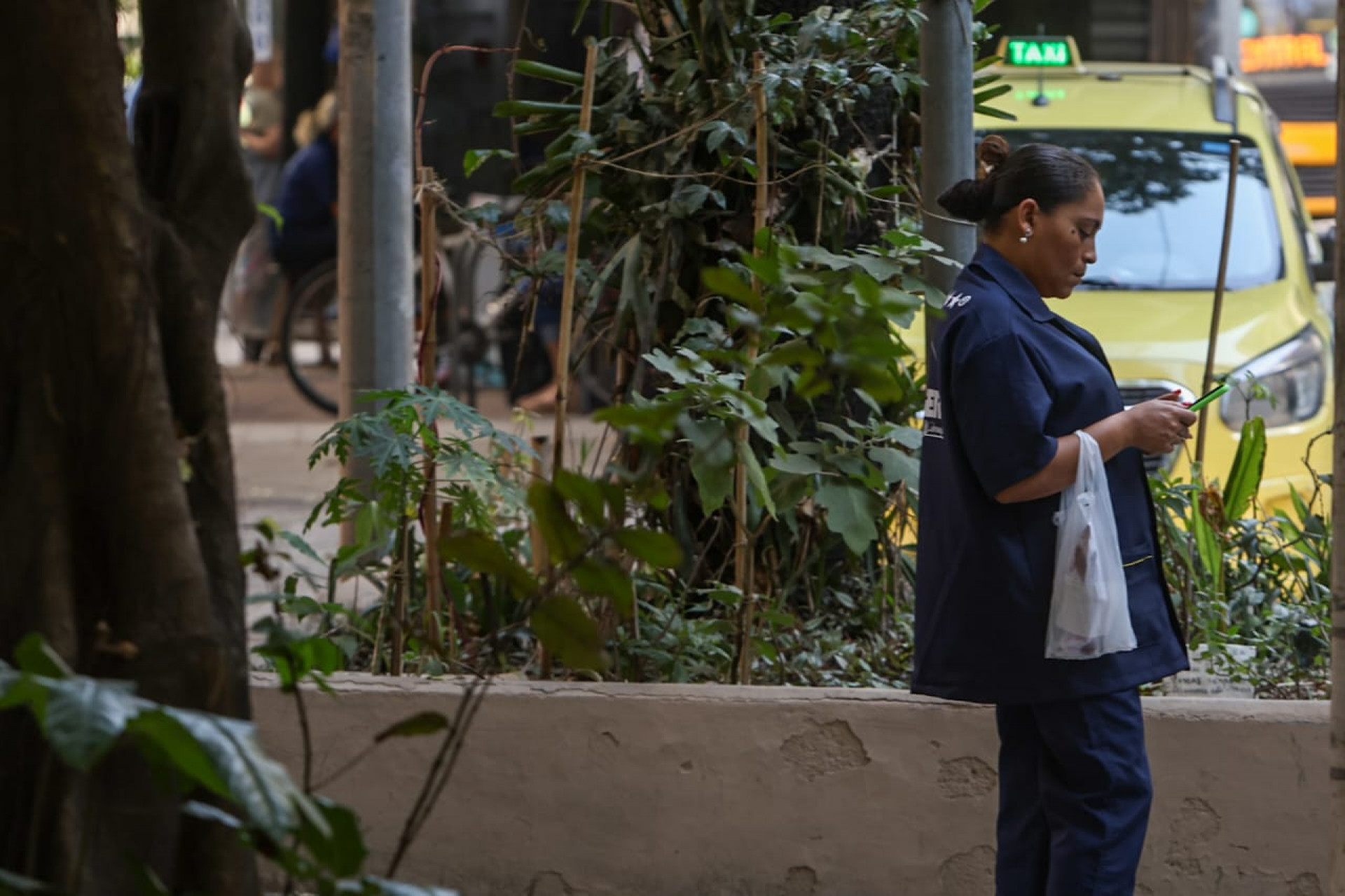 Dados apontam crescimento do número de roubos e furtos em Botafogo; pedestres andam com celular na mão - Renan Areias / Agência O Dia